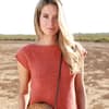 Model trägt rotes Strick-Shirt von Lana Grossa