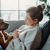 Frau kuschelt mit Hund
