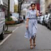 Frau im Kleid