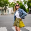 Junge Frau in Shorts