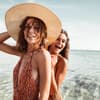 Junge Frauen am Strand