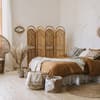 Zimmer mit Rattan-Deko