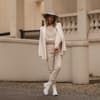 Frau Streetstyle helles Outfit
