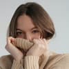 Frau mit Wollpullover