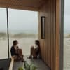 Zwei Frauen in einer Sauna am Meer.