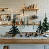 Wohnraum mit Weihnachtsdeko