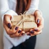 Frauenhände kleines Geschenk