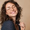 Frau trägt goldene Brille
