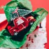 Zerknülltes Geschenkpapier und Weihnachtsdeko.