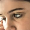 Frau trägt Eyeliner auf 