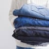 Jeans in der Hand 