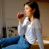 Frau trinkt Saft 