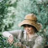 Frau im Garten 