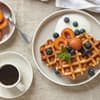 Waffel mit Pfirsich und Blaubeeren
