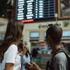 Frauen am Flughafen 