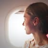 Frau im Flugzeug 
