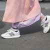 Sneaker und Kleid im Streetstyle