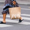 Frau trägt Zara Shoppingtüte