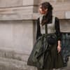 Frau trägt Dirndl im Streetstyle