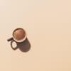 Kaffeetasse auf braunem Hintergrund.
