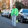 Wide-Leg-Jeans mit Bomberjacke