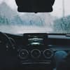 Auto mit feuchter Windschutzscheibe