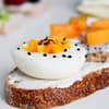 Hartgekochtes Ei auf Brot 