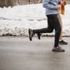 Zwei Personen joggen im Winter.