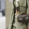 Frau trägt ein Workwear-Jacket im lässigen Streetstyle