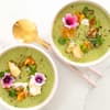 Zwei Schüsseln mit Rosenkohl-Suppe