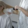 Frau beim Friseur