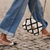 Frau trägt Ballerinas von Chanel