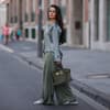 Frau in Satin-Outfit