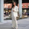 Frau in Häkelkleid und Blazer