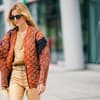 Jacken-Trends 2025 - Frau in Steppjacke