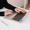 Frau am Laptop