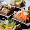 Smörrebrod mit Lachs und Ei 