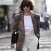 Frau mit Italian Bob in einem eleganten Streetstyle mit Blazer