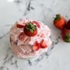 Erdbeereis mit Erdbeeren