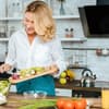 Frau bereitet gesundes Abendessen vor