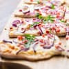 Schüttelpizza mit Käse, Speck und Zwiebeln