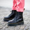 Frau trägt Dr. Martens im Streetstyle