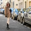 Frau im Streetstyle mit Blazer, Hose und Stiefeln