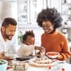 Familie kocht zusammen
