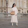Frau in Strickrock und Strickpullover