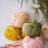 Wolle zum Stricken eines Zopfpullovers