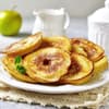 Pfannkuchen mit Apfel auf einem Teller