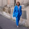 Frau trägt einen blauen Oversized Blazer im Streetstyle.