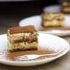 Tiramisu ohne Eier auf Tellern angerichtet 