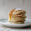 Pfannkuchen mit Ahornsirup